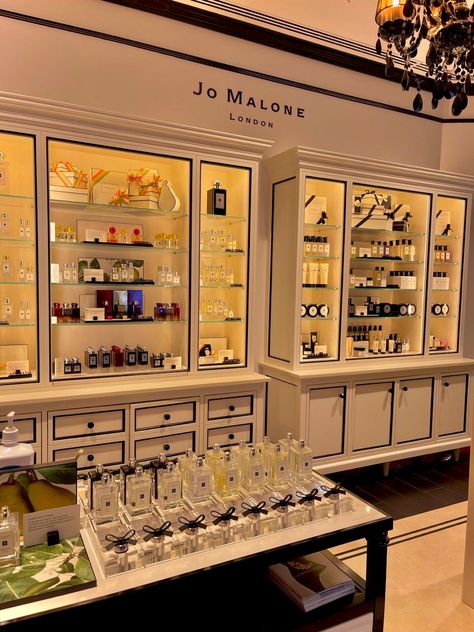 Niche Perfume Aesthetic, Perfumery Aesthetic, Jo Malone Perfume Aesthetic, Joe Malone Perfume, Jo Malone Store, Jo Malone Aesthetic, Tea Store Design, Perfume Guide, Joe Malone