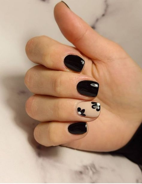 Black and nude Neutral Nails With Black Heart, Black And Tan Nail Ideas, Black And Nude Nails Simple, Black Nude Nail Designs, Classic Nails Elegant Short, Nude And Black Nail Designs, Cool Black Nail Designs, Black And Tan Nails, Short Nail Inspi