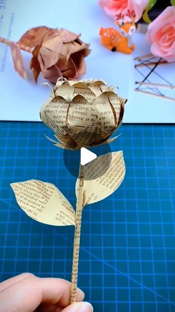 Newspaper Rose, Diy Flower Craft, Rose Diy, Eco Friendly Diy, Creative Diy Projects, Diy Roses, Newspaper Crafts, Eco Friendly Decor, Vintage Effect