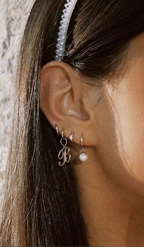 Cool Ear Piercings, Pretty Ear Piercings, Piercing Inspo, Earrings Aesthetic, Dope Jewelry, Piercing Ideas, Stacked Jewelry, Jewelry Lookbook, Ear Piercing