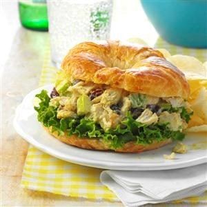 Curried Chicken Salad Sandwiches Tournament Food, Chicken Croissant, Croissant Sandwiches, Cold Sandwich Recipes, Chicken Salad Sandwich Recipe, Cold Lunch, Croissant Sandwich, Bake Chicken, Sandwich Ideas