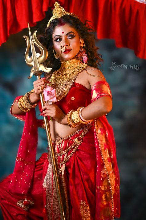 Puja Photoshoot, Jay Mahadev, Aesthetic Photography People, Durga Pooja, Durga Picture, Durga Kali, Maa Kali, Shiva Family, Indian Bridal Photos