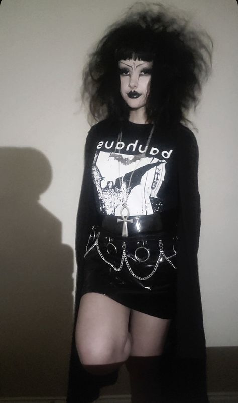 Goth With Tattoos, Goth Beanie Outfit, Shorts Goth Outfit, Gothic Latex Dress, 80s Trad Goth Outfits, Bleak Aesthetic, Goth Outfits Ideas, Gothic Outfits For Women, Mallgoth Outfits