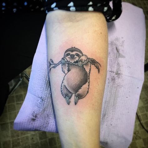 Easy Tattoo Ideas, Tattoo Fixers, Rabe Tattoo, Circular Tattoo, Sloth Tattoo, Easy Tattoo, Sloth Hanging, Astronaut Tattoo, Family Tattoos