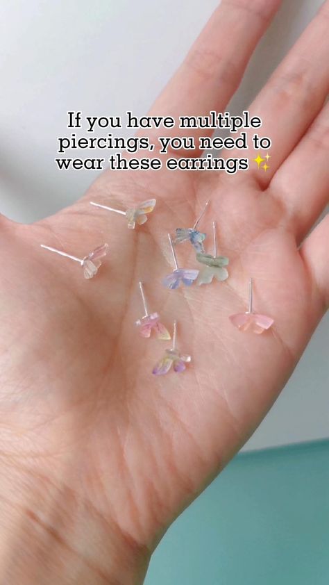 Ear Piercings One Hole, Ear Piercing Style Ideas, Double Earings Piercings Ideas, Multiple Earrings Aesthetic, Creative Ear Piercings, Double Ear Piercing Ideas Aesthetic, Piercing My Own Ears, Peircings Earring Ideas, Double Ear Piercing Ideas