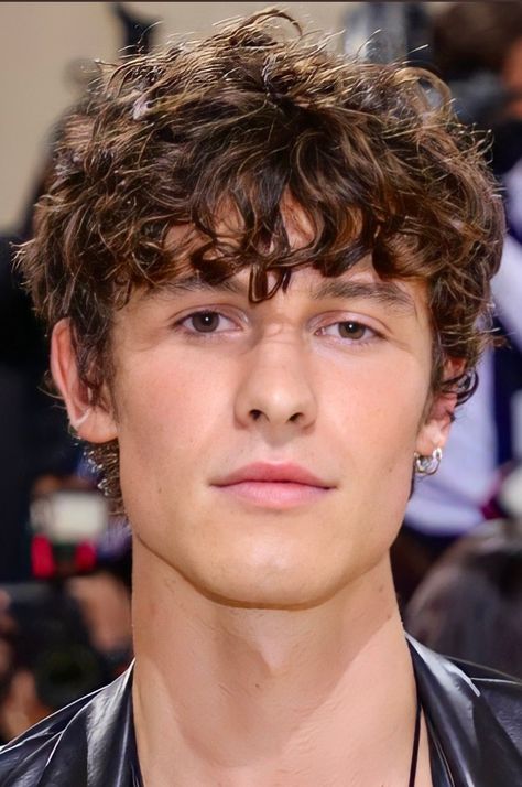 Shawn Mendes Curly Hair, Soft Mullet Men Curly Hair, Mod Cut Curly, Hairstyle For Guys, Shawn Mendes Hair, Messy Hair Look, Big Nose Beauty, Mod Hair, Medium Length Curly Hair