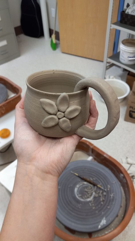 Clay Cup Designs, Air Dry Clay Cup, Cool Mugs Ceramics, Pottery Cup Ideas, Clay Cup Ideas, Clay Mug Ideas, Ashtray Ideas, Ceramics Mug, Clay Cup