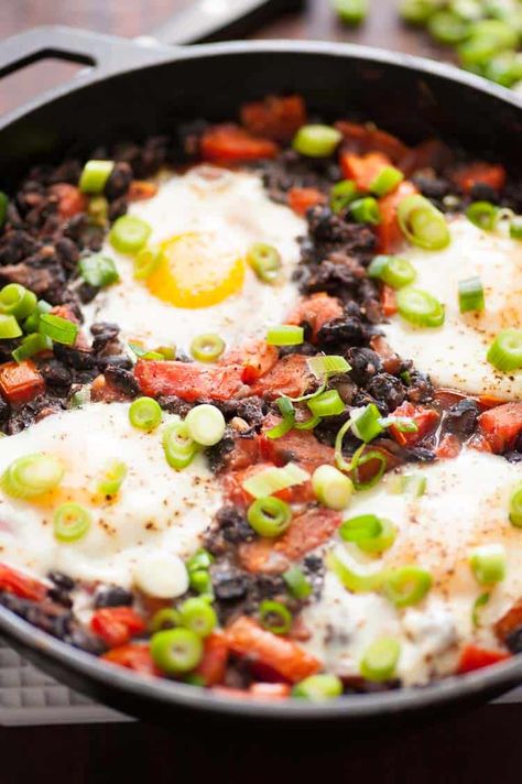 Beans Rancheros, Easy Black Beans, Meatless Breakfast, Breakfast Beans, Southwestern Recipes, Black Bean Recipes, Simply Delicious, Savory Breakfast, Evening Meals