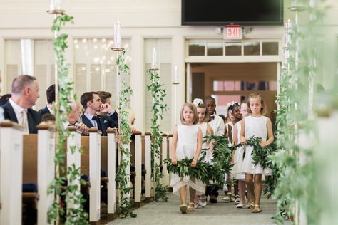 Teacher Invites 20 Students To Be In Her Wedding And The Photos Are Everything Shakespeare Garden, Wedding Guess, 2nd Grade Class, Teacher Wedding, Wedding Aesthetics, Strictly Weddings, Girls Ring, Second Grade Teacher, Cinderella Story