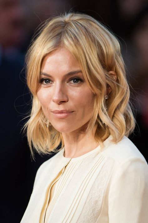 October 2015 Sienna Miller Bob, Sienna Miller Hair, Sienna Miller Style, Blonde Curls, Cut Her Hair, Hair Color Pink, Sienna Miller, Mid Length Hair, Good Hair Day