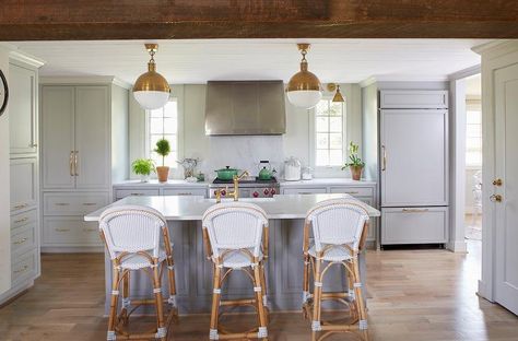 Gray Kitchen with Gold Lights Light Blue Paints, Office Floor, Pedestal Dining Table, Grey Kitchen, Styl Boho, Coffered Ceiling, Dining Room Design, Interior Design Projects, Design Firms