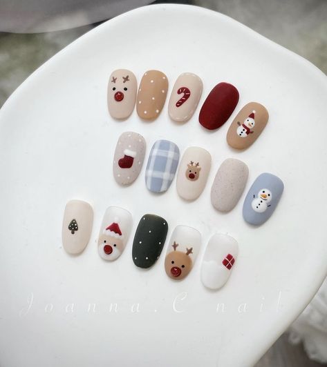 Christmas Nails Minimal, Minimal Winter Nails, Christmas Nails Matte, Minimal Christmas Nails, Matte Christmas Nails, Nails Ideas 2023, Nail Noel, Christmas Nails Ideas, Winter Nail Art Designs