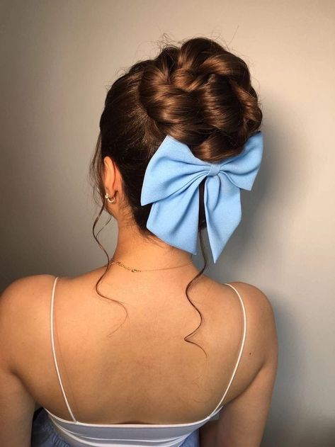 25 IDEAS DE PEINADOS COQUETTE - Fire Away Paris Hairstyles For Freshers Party, Bow Barrette Hairstyle, Bow Hair Clips Hairstyles, Hairstyles For Occasions, Hairstyles With Bow Clips, Hairstyles For Birthday Party, Hairstyle With Bow Clip, Bow Clip Hairstyle, Hairstyles For Daily