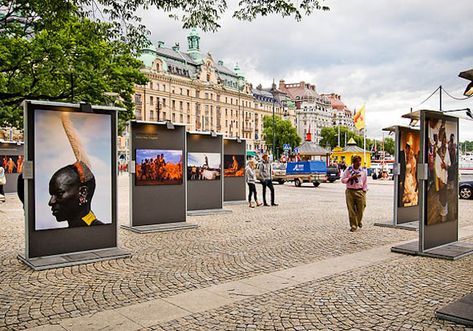 Photo Installation, Outdoor Exhibition, Urban Spaces Design, Streetscape Design, Museum Branding, Exhibition Ideas, Street Installation, Museum Exhibition Design, Urban Landscape Design