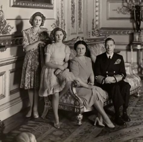 🎩Laird of the Manor🎩 on Twitter: "On 30th March 2002, the Queen Mother passed away at the age of 101. She was an icon. 👑🇬🇧🎩 https://t.co/tQ5ZneYZc9" / Twitter Elizabeth And Margaret, Rainha Elizabeth Ii, Queen Mum, King George Vi, Reine Elizabeth Ii, English Royalty, Reine Elizabeth, Cecil Beaton, Estilo Real