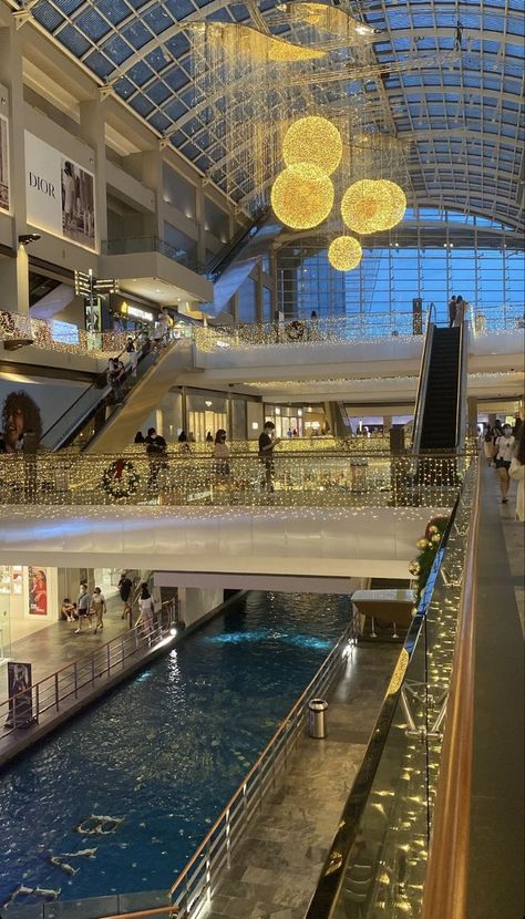 insta: oliverrydhard #shopping #singapore #sg #mbs #marinabaysands #mall #lifestyle #crazyrichasians Singapore Rich Aesthetic, Orchard Road Singapore Aesthetic, Travel Aesthetic Singapore, Living In Singapore, Singapore Shopping Mall, Singapore Mall, Shopping Mall Aesthetic, Singapore Lifestyle, Singapore Aesthetic