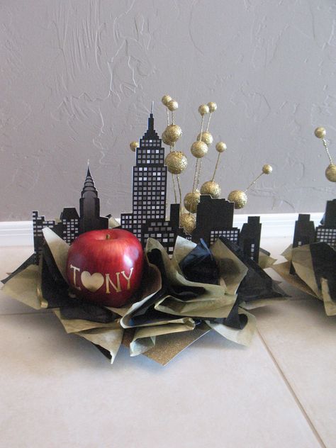 Centerpieces for my mom's upcoming 60th bd party 'New York' themed that a friend made. All from Michael's-faux apple, cardboard in between cityscape cardstock paper, tissue, gold ball sprays, and a styro base. New York Theme Party, Broadway Theme, Birthday Dress 21st, New York Party, New York Theme, Prom Theme, Theme Party Decorations, New York Style, Grad Parties