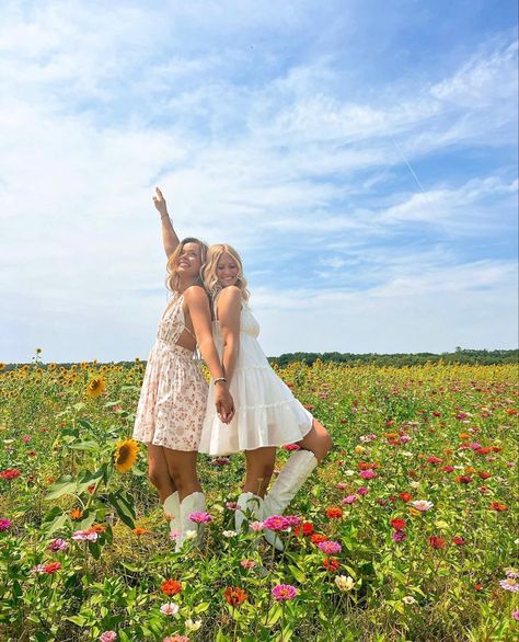 Tulip Farm Photoshoot Friends, Tulip Farm Poses, Best Friend Pictures In A Field, Best Friend Pictures Flower Field, Best Friend Photoshoot Flower Field, Best Friend Photoshoot Sunflower Field, Picture Poses For One Person, Cute Flower Photoshoot, Spring Friend Photoshoot