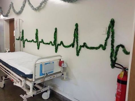 Decoración Navidad en hospitales School Nurse Office, Nurse Party, Nurse Rock, Christmas Memes, Nurse Office, Hospital Room, Nurse Christmas, Medical Humor, Office Christmas