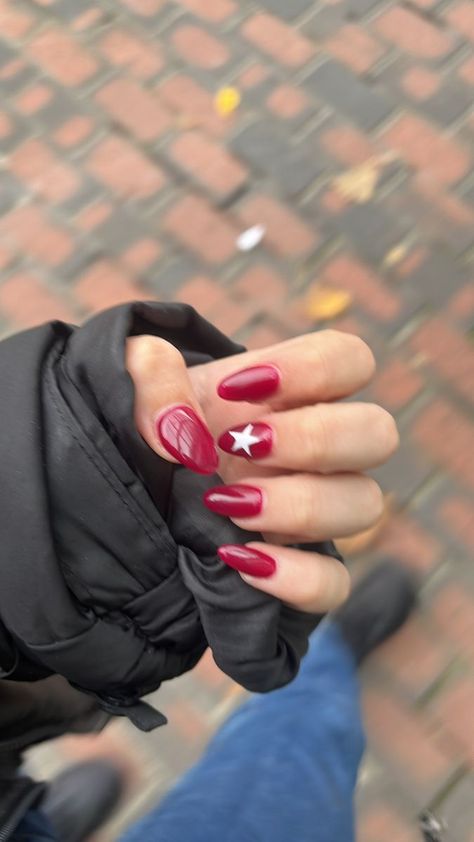 Red Nails Accent Nail, White And Red Star Nails, One Accent Nail Designs, White Nails With Red Stars, Red Nails White Star, Red Nails With White Star, Red Almond Nail Designs, Star Nail Tutorial, Nail Red And White