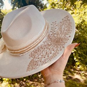 Cowboy Hat Crafts, Cowboy Hat Design, Straw Cloche Hat, Wide Brim Felt Hat, Custom Cowboy Hats, Custom Brand Design, Hat Western, Felt Cowboy Hats, Hand Burn