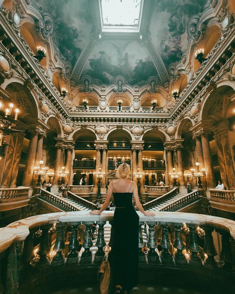 Opera Garnier Photoshoot, Photoshoot Paris Photo Ideas, Paris Opera House Outfit, Paris Opera Outfit, Parisian Photoshoot Ideas, Opera Aesthetic Outfit, Opera House Outfit, Opera Photoshoot, Opera Fashion