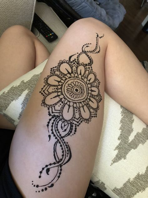 Drawing On Legs Sharpie, Henna Stomach Designs, Henna Big Designs, Leg Pen Tattoos, Thigh Henna Tattoo Simple, Henna Ideas Leg, Thigh Henna Simple, Thigh Mehndi Design, Thigh Henna Designs