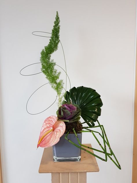 Floristry, form linear style arrangement Form Linear Floristry, Form Linear Arrangements, Formal Linear Floral Design, Floristry Design, Elements And Principles, Flowers Arrangements, Linear Design, Penthouse Apartment, Principles Of Design