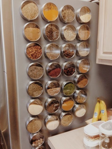 Magnetic spice containers that you can attach to the refrigerator so you don't waste cabinet space. Apartment Hacks Organizing, Small Apartment Hacks, Tiny Living Space, Apartment Hacks, Tiny House Storage, Camper Hacks, Magnetic Spice, Small Campers, Camper Living