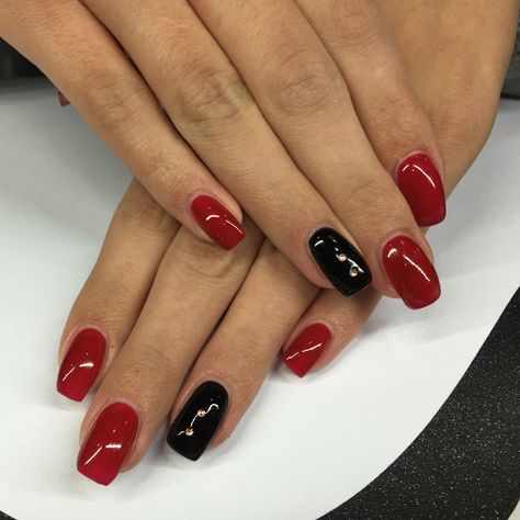 Red Nails With Black Accent Nail, Red And Black Nail Ideas Simple, Red And Black Fall Nails, Black Red Nails Short, Black Nails With Red Accent, Red And Black Nails Simple, Tvd Nails Ideas, Short Red And Black Nails, Red And Black Short Nails