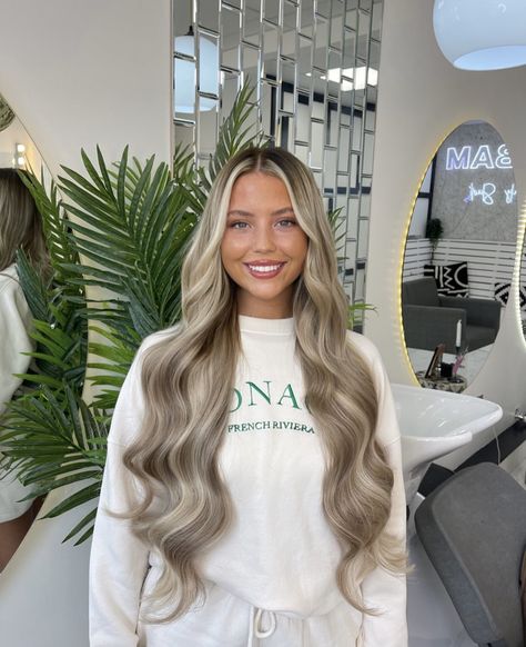 Rooted Platinum Blonde Hair, Dark Root Light Ends, Long Blonde Hair Dark Roots, Bronde Haircolor Cool Tone, Bronde Haircolor Blondes, Blonde With Dark Lowlights, Long Hair Down Styles, Old Money Blonde Dark Roots, Teddy Blonde Hair