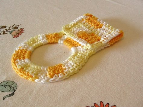 These are so quick and addicting! Make a bunch of them for yourself and as gifts. This little towel ring is really a great addition to any kitchen towels.  Basic Towel Ring pattern by Kiel Lemon is super easy and super quick and can be beautifully done in your towel’s matching colors. Now your dish … Crochet Towel Tops, Crochet Dish Towels, Crochet Towel Holders, Crochet Towel Topper, Crochet Kitchen Towels, Dishcloth Crochet Pattern, Crochet Towel, Crochet Kitchen, Crochet Dishcloths