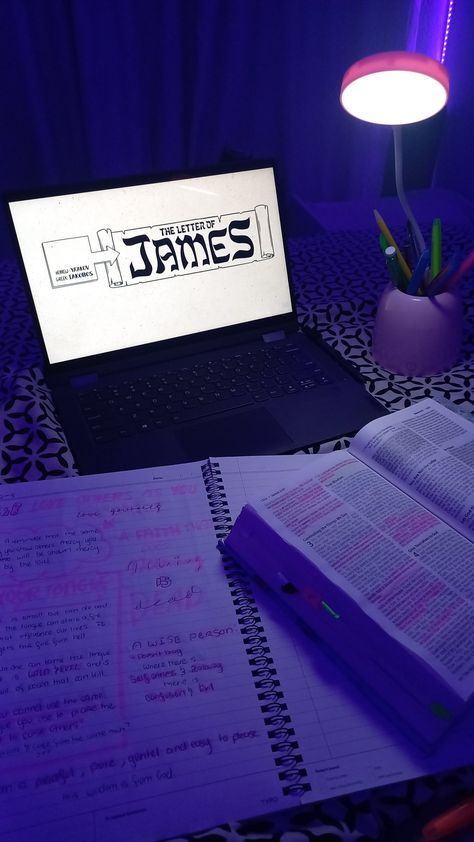 Bible, biblestudy, time with Jesus, night ,nighttime, Bible studies ,highlighters Night Bible Study Aesthetic, Wise Person, Love Dating, Night Time, Worship, Bible Study, Love You, Jesus, Bible