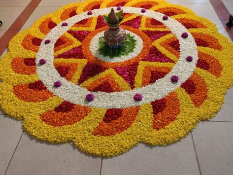 Onam Floral Design, പൂക്കളം Design, Flower Rongali Design, Diwali Floral Rangoli, Big Flower Rangoli Designs, Pookolam Design Simple, Rangoli Made With Flowers, Diwali Flower Rangoli Ideas, Rangoli Flowers Designs Ideas