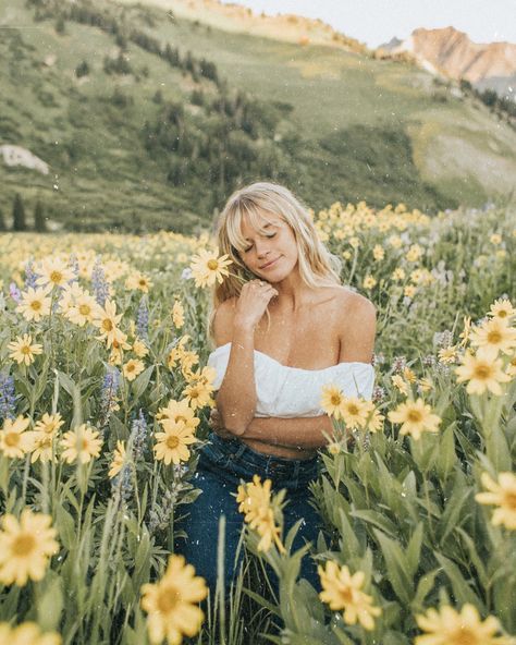 Flower Photoshoot, Tumblr Pics, Field Of Flowers, Senior Photoshoot, Fields Photography, Summer Photos, How To Pose, Photography Inspo, Photoshoot Poses