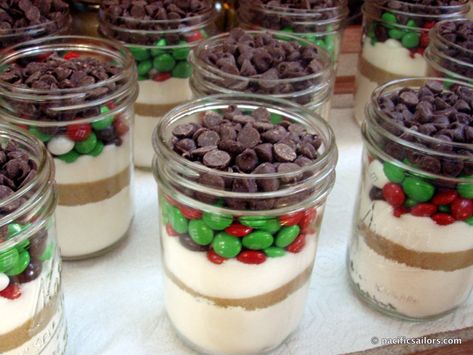 Holiday cookies in a pint jar Oatmeal Cookies In A Jar, Baking In A Jar, Pint Jar Gifts, Christmas Cookies In A Jar Gift, Cookies In A Jar Recipe Christmas, Sugar Cookie In A Jar, Christmas Cookies In A Jar, Cookies In A Jar Gift, Cookie In A Jar