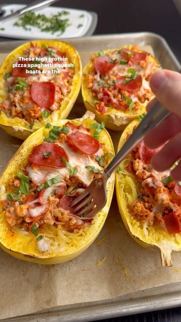 Pizza Spaghetti Squash, Protein Spaghetti, High Protein Pizza, Spaghetti Squash Boats, Pizza Spaghetti, Spaghetti Squash Boat, Pumpkin Protein Pancakes, Squash Boats, Protein Pizza