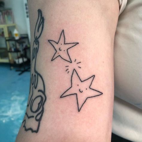 Small Tattoos To Do On Yourself, Cute Stars Tattoo, So What Tattoo, 2 Stars Tattoo, Mum Dad Tattoos, Cute Star Tattoos, Tattoo Ideas Stars, Little Stars Tattoo, Mini Tattoos Ideas