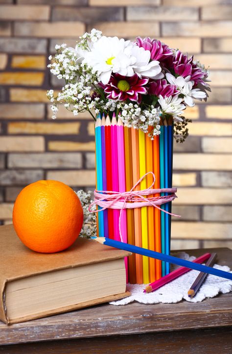 Back To School Bouquet Ideas, School Supplies Bouquet, Back To School Flowers For Teachers, Flower Arrangements For Teachers, Pencil Flower Teacher, School Supplies Cake, Gala Decorations, Teachers Day Gifts, Back To School Crafts