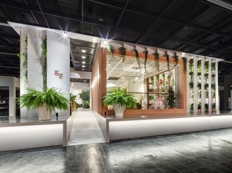 Das Haus - Interiors on Stage - News - Frameweb Sustainable Booth, Sustainable Exhibition, Green Interior Decor, Green House Exterior, Exhibition Ideas, Modernist House, Exhibition Stands, Carlo Scarpa, Exhibition Stand Design