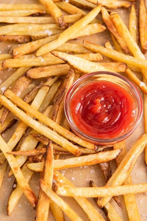 How to make the BEST crispy Baked French Fries in the oven! These homemade French fries are crispy on the outside and soft and fluffy in the center. Easy recipe! Best Frozen French Fries Oven Baked, Toaster Oven French Fries, How To Make French Fries In The Oven, Crispy French Fries In The Oven, Crispy Oven Fries Cornstarch, Crispy Chips French Fries, Frozen Fries In Oven, Oven French Fries Homemade, Home Made French Fries In The Oven