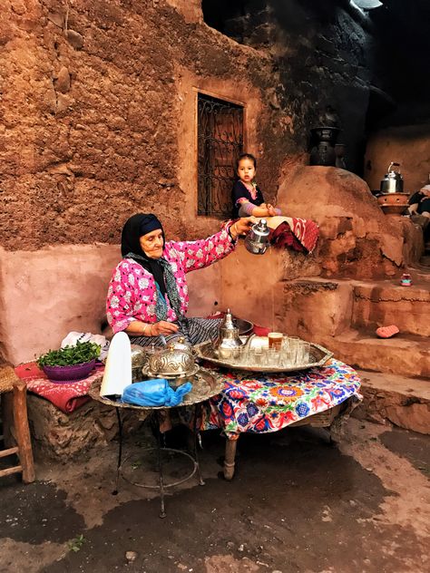 Berber Women Morocco, Moroccan People, Morocco Women, Berber Morocco, Moroccan Aesthetic, Moroccan Tea, Moroccan Mint Tea, Moroccan Women, Visit Morocco