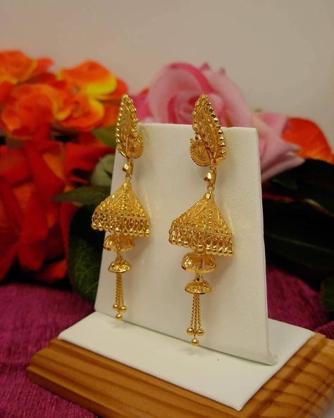 Jumka Gold Earrings Designs, Jumka Design Gold, Beautiful Gold Earrings, Gold Earrings Design, Small Gold Earrings, Gold Earrings Indian, Gold Jhumka, Gold Jhumka Earrings, Gold Jewelry Outfits