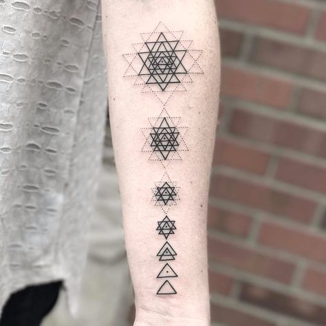 Sri Yantra Meaning, Sri Yantra Tattoo, Yantra Tattoo, Hindu Tattoos, Band Tattoos For Men, Mandala Hand Tattoos, Dragon Tattoo Back Piece, Chakra Tattoo, Geometric Sleeve Tattoo