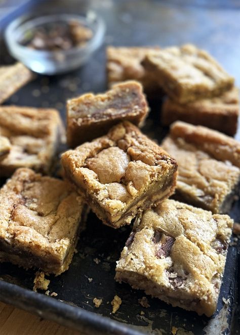 Heath Bar Blondies Recipe - Easiest Dessert You'll Ever Make Dessert Recipes Heath Bar, Heath Toffee Bars, Heath Bar Cookies Recipe, Heath Desserts, Heath Bar Recipes, Heath Bar Dessert, Toffee Bits Recipe, Heath Cookies, Toffee Blondies