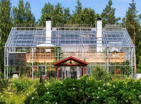 Inspired by the ideas of eco-architect Bengt Warne, Anders Solvarm shows his Naturhus via AppleTV’s docu-series, Home Garden Log Cabin, Glass Green House, Garden Log Cabins, Nature House, Earthship Home, Home Greenhouse, House In Nature, Ideas Hogar, Earthship