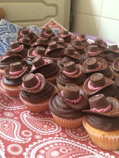 Western Party Cupcakes, Western Cupcake Cake, Cowgirl Theme Cupcakes, Pink Cowboy Cake, Horse Party Cupcakes, Cowgirl Party Desserts, Cowboy Hat Cupcakes, Western Party Desserts, Cowgirl Cakepops