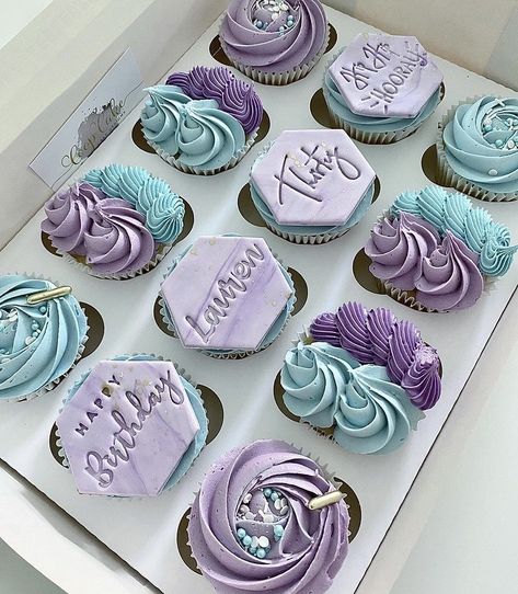 Cupcakes Lila, Purple And Blue Cupcakes, Blue And Purple Cupcake Ideas, Blue Purple Cupcakes, Purple And Silver Cupcakes, Cupcakes With Purple Frosting, Purple Teal Cupcakes, Buttercream Frosting For Cupcakes, Elegant Cupcakes