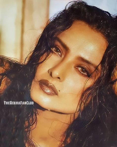 Rekha Vintage, Rekha Ji, Rekha Actress, Bollywood Makeup, Woman In Love, Vintage Bollywood Aesthetic, Bollywood Retro, 90s Bollywood, Pretty Ppl