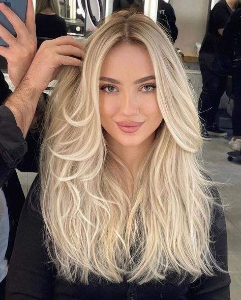 Long Flowy Feathered Hairstyle Perfect Blonde Hair, Bright Blonde Hair, Summer Blonde Hair, Light Blonde Hair, Blonde Hair Inspiration, Blonde Hair Shades, Blonde Hair Looks, Hair Shades, Long Blonde